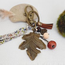 Jóia de bolsa com pingente de folha grande em bronze e contas de argila polímera 