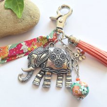 Jóia de bolsa com grande pingente de elefante de prata antiga e fita a condizer para um design único