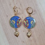 Brincos pendentes de flores orientais com fundo azul