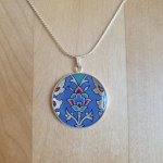 Colar com flor e desenho arabesco azul/prata/verde/verde/rosa sobre corrente de prata