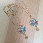 Colar pingente de flores orientais iluminadas à volta do pescoço ou colar