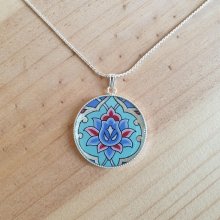 Colar de flores e arabesco em verde/prata/azul/rosa sobre corrente de prata