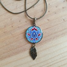 Colar pendente verde/azul/rosa de flores sobre corrente de prata