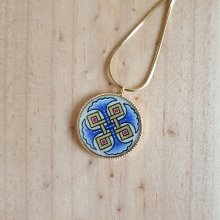Colar pendente com palmetas azuis, entrelaçamento dourado e vermelho sobre corrente dourada