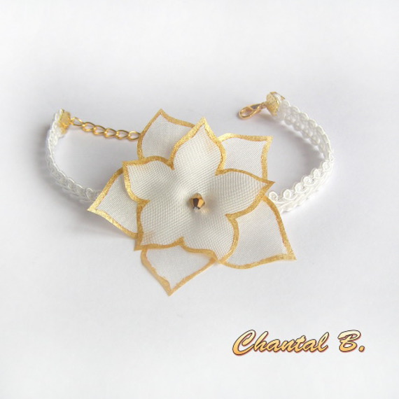 Pulseira adaptável em fita para o cabelo em guipura de renda e a sua flor de seda branca pintada