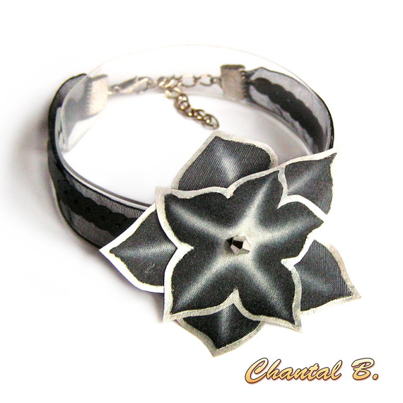 Pulseira de fita preta com lantejoulas e a sua flor de seda pintada à mão em preto e prata