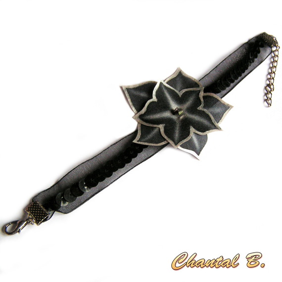 Pulseira de fita preta com lantejoulas e a sua flor de seda pintada à mão em preto e prata