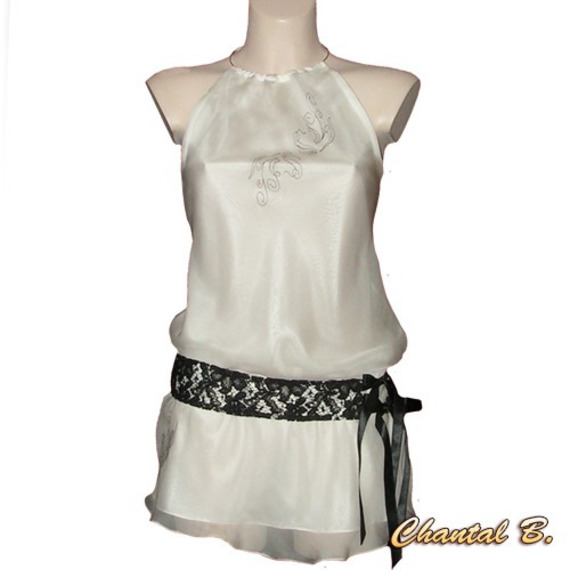 Blusa branca de blusa com cinto de renda pintado à mão em preto