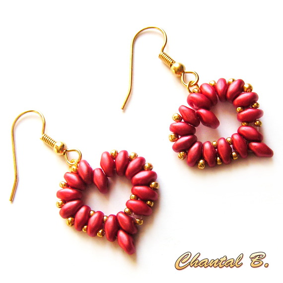 Brincos de dia de São Valentim com pérolas de coração de coral vermelho e dourado no casamento à noite banhados a ouro