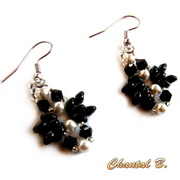Brincos swarovski p&eacute;rolas de vidro branco swarovski preto