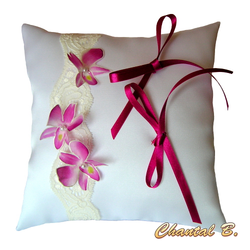 Pulseira de orquídea adaptável a uma faixa de cabelo de renda branca e à sua flor de casamento de orquídea de seda rosa