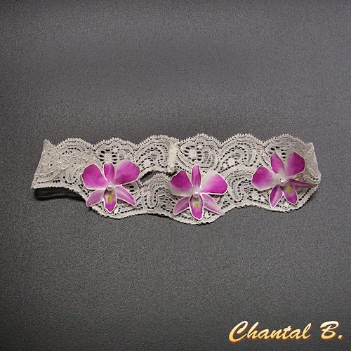Pulseira de orquídea adaptável a uma faixa de cabelo de renda branca e à sua flor de casamento de orquídea de seda rosa