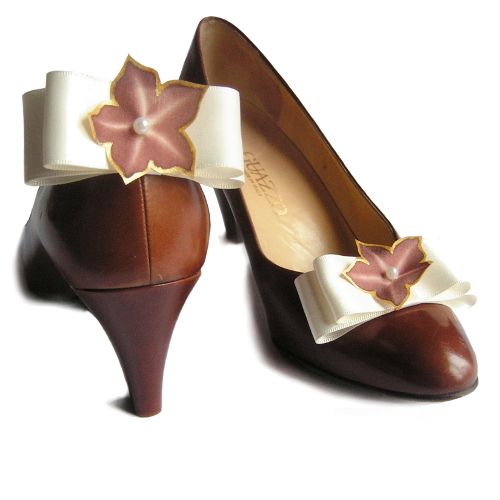 clipes sapatos noiva em marfim com laço de cetim e flor de seda casamento de chocolate