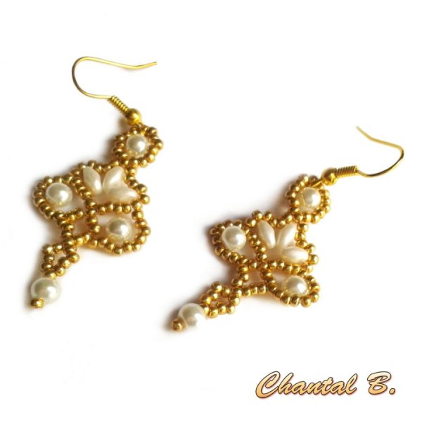 colar com contas de p&eacute;rolas brancas e douradas na noite de casamento