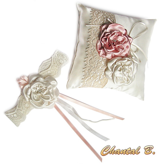 almofada de casamento com anéis de casamento de renda antigos, salmão e flores de marfim em cetim de marfim
