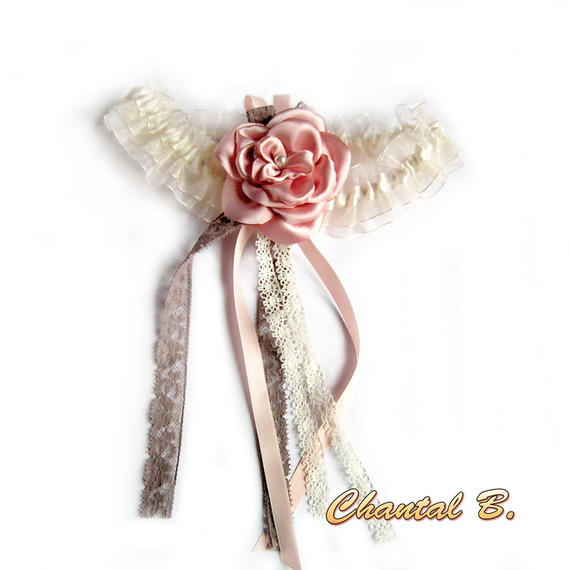 almofada de casamento com anéis de casamento de renda antigos, salmão e flores de marfim em cetim de marfim