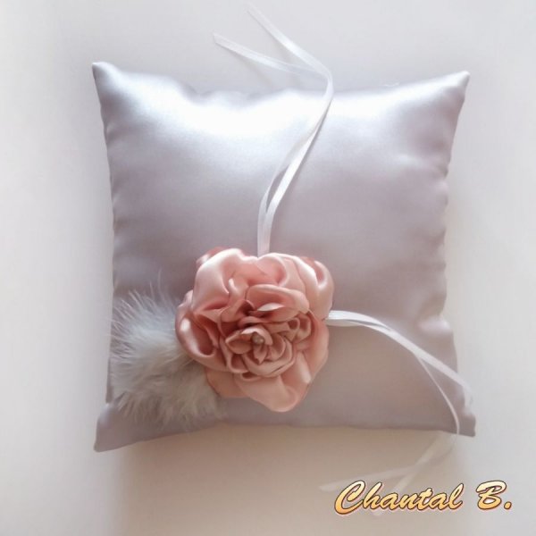 almofada de anel de casamento em cetim cinzento com flores de salm&atilde;o em chiffon