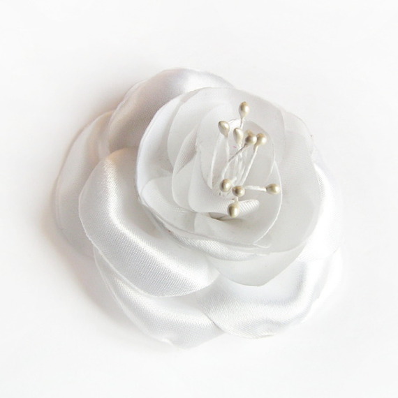 flor de cetim branca e pistilos feitos à mão para acessórios de casamento