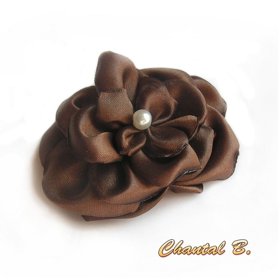 flor de cetim de chocolate e pérola feita à mão para acessórios de casamento