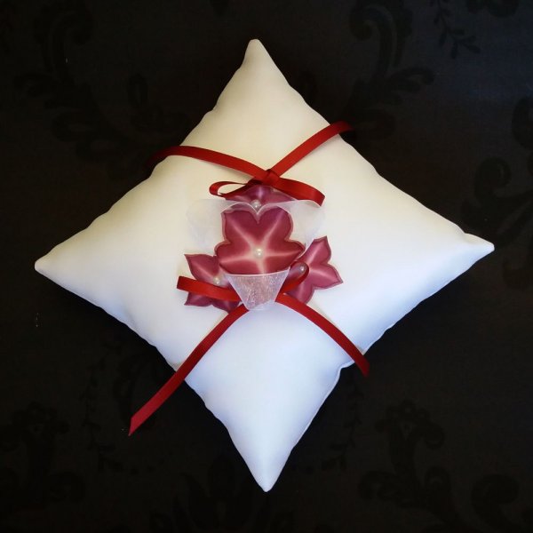 renda branca e ligas de organza com flores vermelhas