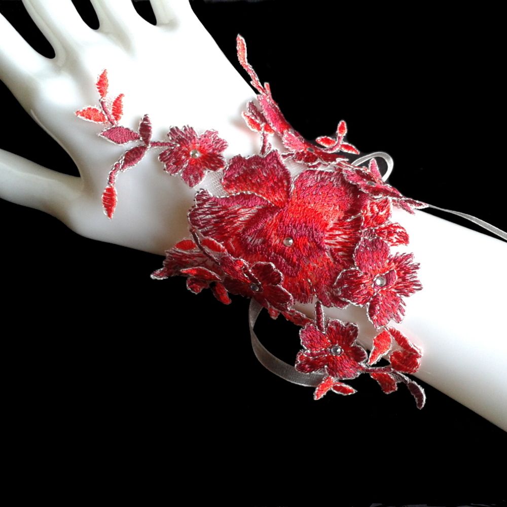 renda branca e ligas de organza com flores vermelhas