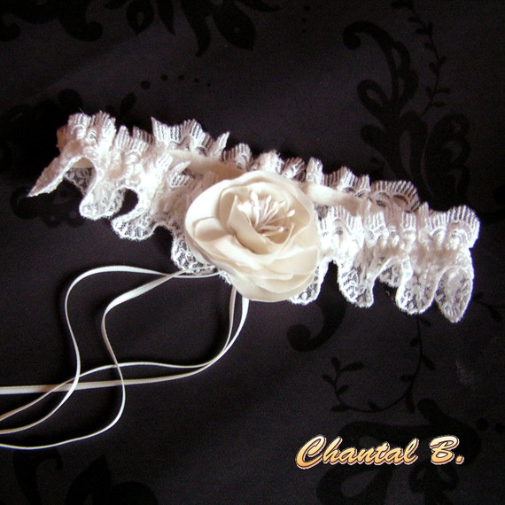 laço de casamento em renda com vieiras flor de cetim de marfim com pistilos e fitas de marfim