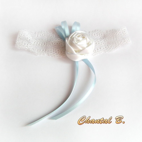 liga de casamento em renda branca com flor de cetim e fita azul