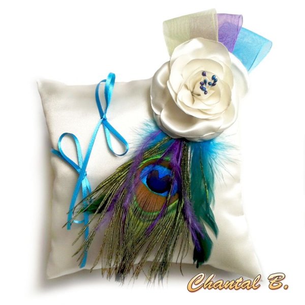 liga de casamento pena de pav&atilde;o de marfim e flor de cetim