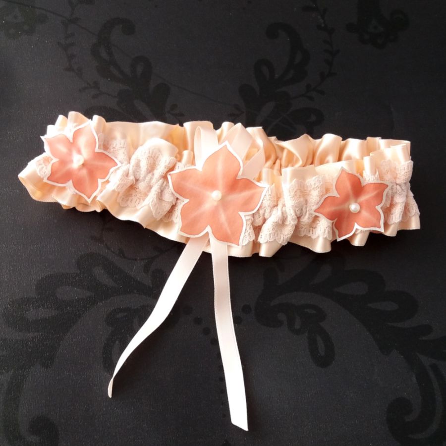 Liga de casamento romântica em renda de cetim rosa pó com flores de seda pintadas à mão