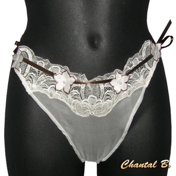 Conjunto de roupa de noite de casamento de Dia dos Namorados Tara marfim seda negligee e fio dental missangas de flores de seda