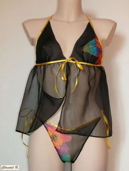 Conjunto de lingerie Caelia chiffon de seda preta e tanga de flores multicoloridas