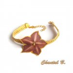 Bracelete de renda de guipura dourada com flor de seda de chocolate