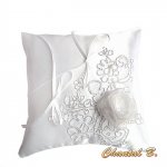 almofada com anel de casamento tema de renda de prata romântica rosa branco