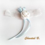 liga de casamento em renda branca com flor de cetim e fita azul