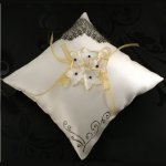 almofada de anel de casamento em cetim de marfim com renda de ouro e flores de seda