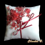 almofada de casamento com renda de cetim branco, flores vermelhas e strass