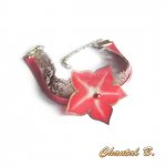 Pulseira adaptável como uma fita para a cabeça em renda de cetim e a sua flor de seda rosa salmão pintada