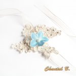 Pulseira de renda de marfim com flor de seda azul e punho de casamento de rhinestone