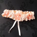 Liga de casamento romântica em renda de cetim rosa pó com flores de seda pintadas à mão