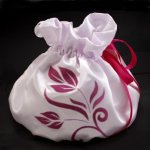 Bolsa de Casamento Fuchsia Flores de Cetim Branco 