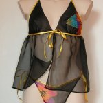 Conjunto de lingerie Caelia chiffon de seda preta e tanga de flores multicoloridas