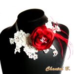 colar de casamento flor e plumas de cetim vermelho-renda de marfim 