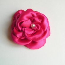 flor de cetim rosa fúcsia e pérola feita à mão para acessório de casamento