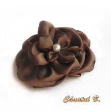 flor de cetim de chocolate e pérola feita à mão para acessórios de casamento