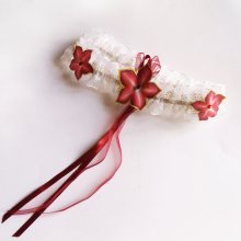 Liga de casamento em renda branca e organza com flores de seda vermelha