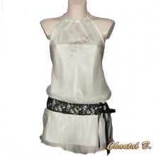 Blusa branca de blusa com cinto de renda pintado à mão em preto