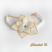 Pulseira adaptável em fita para o cabelo em guipura de renda e a sua flor de seda branca pintada