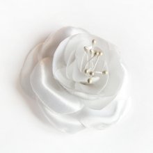 flor de cetim branca e pistilos feitos à mão para acessórios de casamento