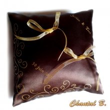 almofada de casamento de chocolate com arabescos e cristais dourados