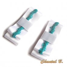 clipes sapatos de casamento arco de cetim branco e acessórios de renda azul turquesa cerimónia de noite chic